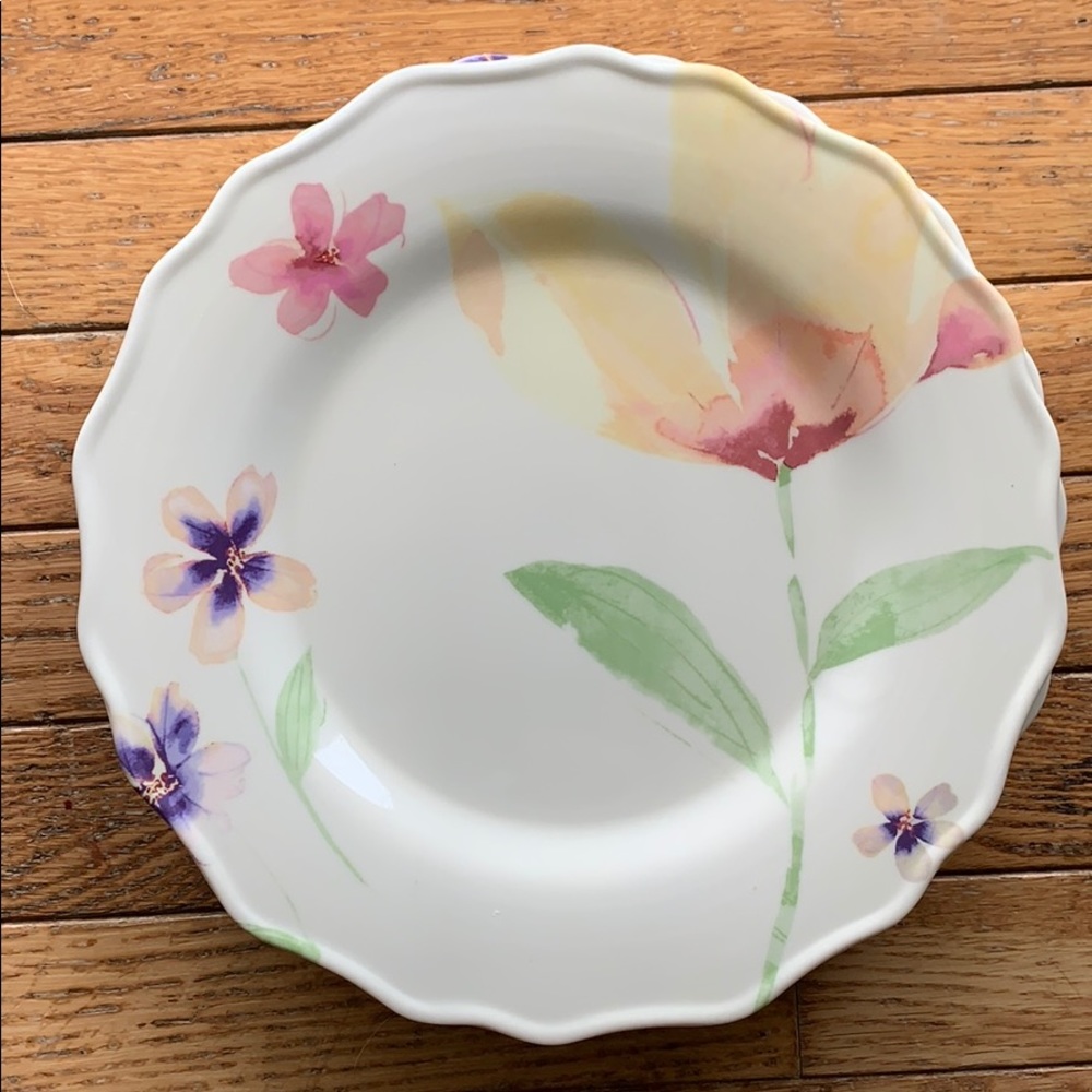 4 heavy plastic plates from the HOME collection